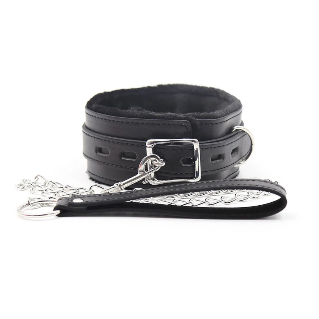 Collar Felpa con Cadena Negro